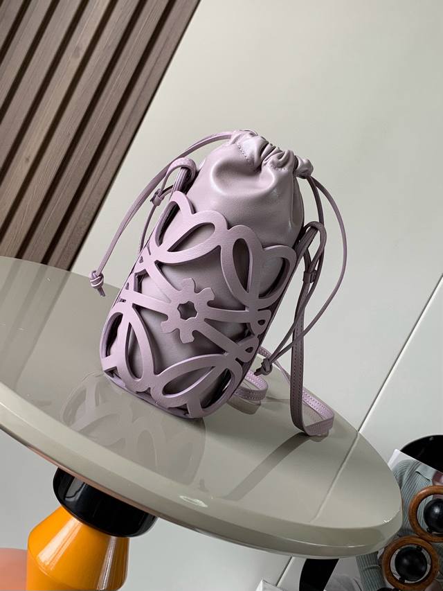 经典牛皮革和纳帕皮革 Anagram 镂空小袋这款多功能的小袋采用 Anagram 图案镂空牛皮革制成配有牛皮革带子和配套的纳帕皮革抽绳内袋这款手袋灵感来自中国