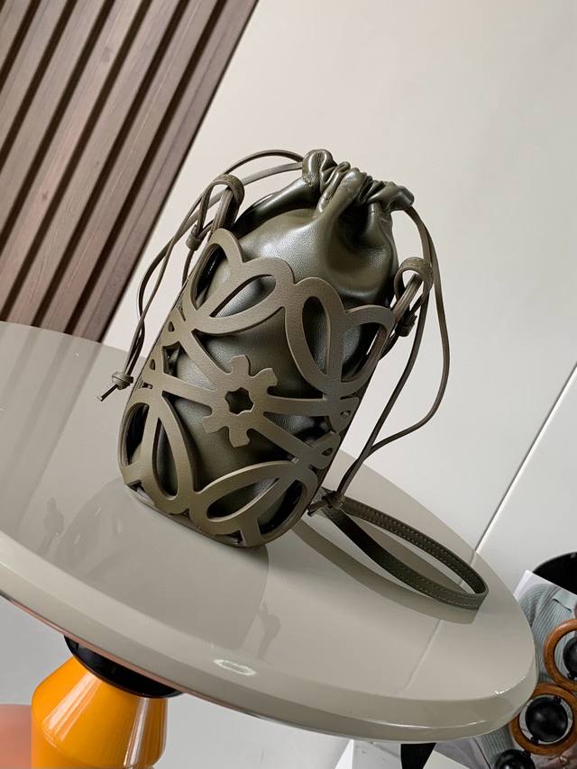 经典牛皮革和纳帕皮革 Anagram 镂空小袋这款多功能的小袋采用 Anagram 图案镂空牛皮革制成配有牛皮革带子和配套的纳帕皮革抽绳内袋这款手袋灵感来自中国