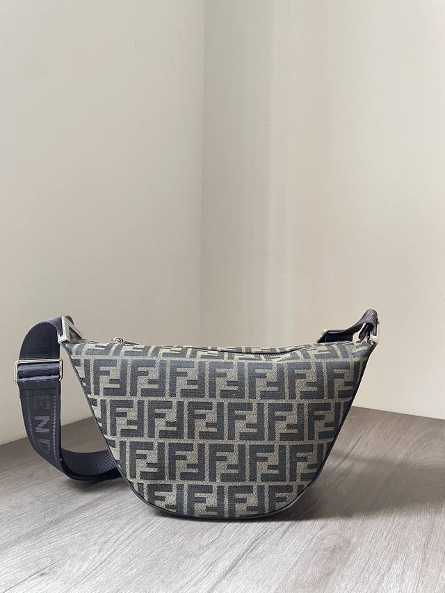 新款弯月邮差包，独家正品开发，对版做法，Ykk拉链，上身造型独特，现货实拍，干净整洁的做工体现出每一步的用心，斜挎背带有Logo更显高级，长短可随意调节，尺寸3