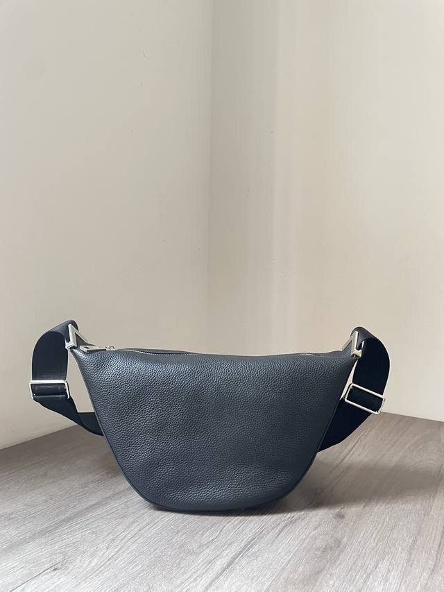 新款弯月邮差包，独家正品开发，对版做法，高级罗马纹牛皮，Ykk拉链，上身造型独特，现货实拍，干净整洁的做工体现出每一步的用心，斜挎背带有Logo更显高级，长短可