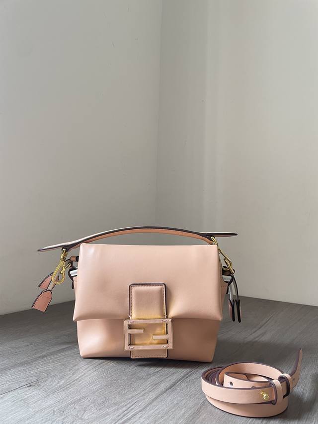 大号 小号 Mamma Baguette。在2025春夏时装秀中经过升级改良，柔软的纳帕皮革材质，饰以超大金属Ff搭扣，配同色系皮革嵌饰。大内部隔层，绒面材质衬