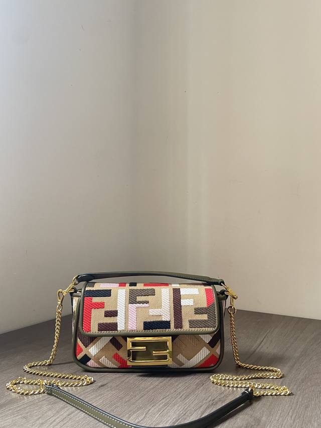 最新夏季X Marcjacobs 限量款迷你法棍!携手刺绣F字母.Ff银扣五金制成!带来令人耳目一新的视觉盛宴!盖面五金与包身牛皮完美结合!包搭配可拆卸链条长肩 最新夏季X Marcjacobs 限量款迷你法棍!携手刺绣F字母.Ff银扣五金制成!带来令人耳目一新的视觉盛宴!盖面五金与包身牛皮完美结合!包搭配可拆卸链条长肩