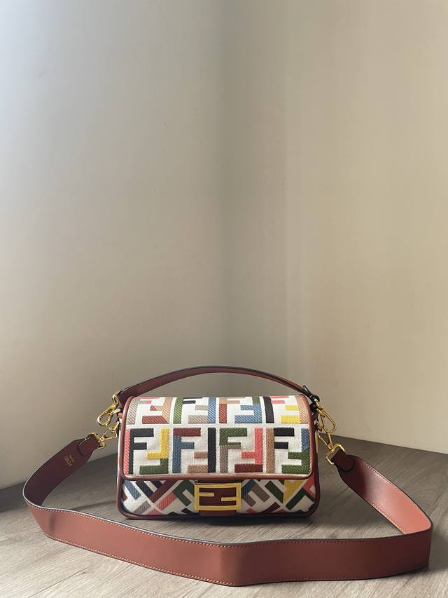 最新Baguette法棍包肯定是今年夏天当下的时尚爆款！用来凹造型绝对是妥妥的.非常的轻便.而且它的容量也是很给力；轻松满足日常需求.配一条短带和一条宽肩带；可