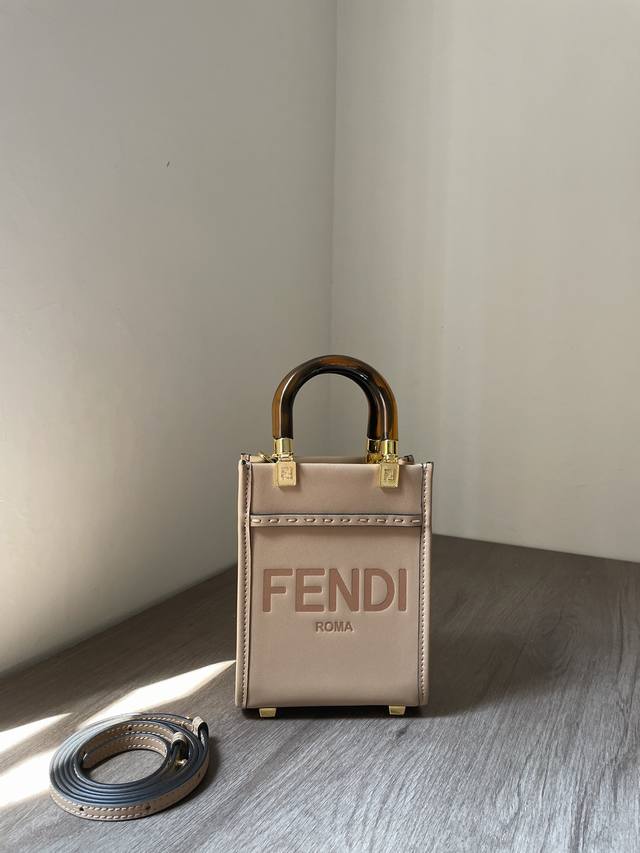 皮革迷你手提袋，饰有烫印Fendi Roma字样和玳瑁效果硬质有机玻璃提手，配备带衬里内部隔层。采用两个提手和可调节可拆式细肩带，既可手提，又可肩挎，尺寸 13