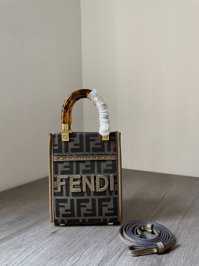 F迷你托特玳瑁手提斜挎小可爱 超级精致的Mini Tote配上玳瑁手柄，绝对是今年必入的It Bag 别看它小小的，出门必备的小东西都能装得下，小可爱实在让人太