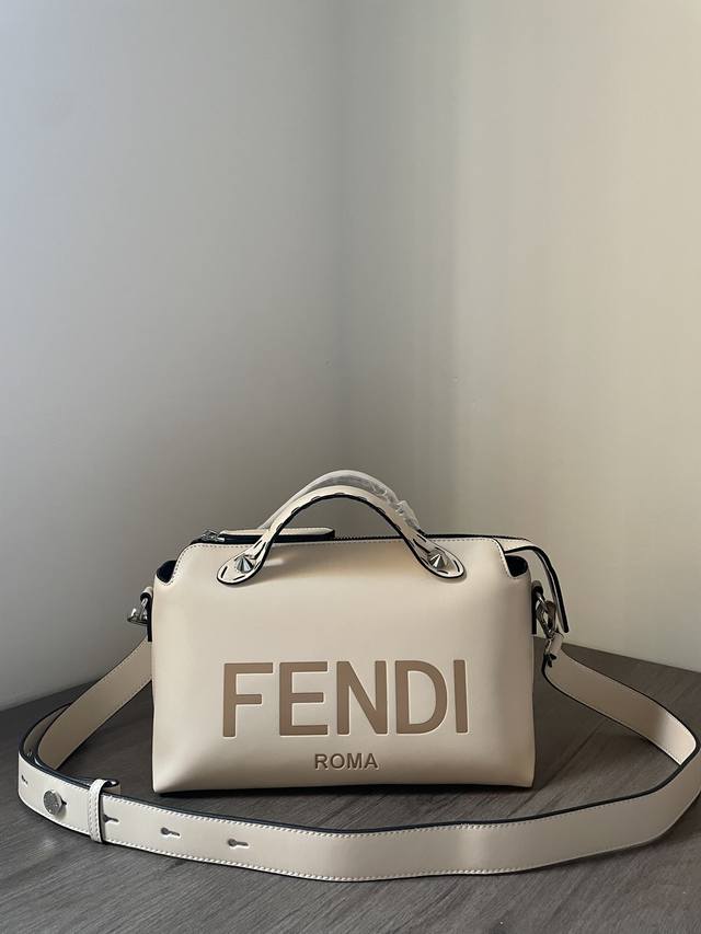 Fend1 ╮小牛皮波士顿手提包,饰以DéGradé对比色手绘罗纹,双提手,可调节可拆卸肩带,内里容量大。Size 28Cm Fend1 ╮小牛皮波士顿手提包,饰以DéGradé对比色手绘罗纹,双提手,可调节可拆卸肩带,内里容量大。Size 28Cm