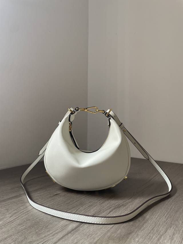 月亮款 牛皮材质，于腋下背携时可看见复古金色金属Fendi字样。拉链开合，设有布料衬里内隔层，配金色金属件。配有可调节的拆卸式提手和可固定肩带的挂钩，可在腋下背