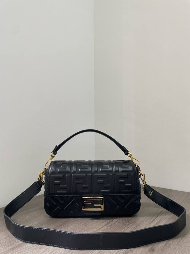 头层小羊皮,原单质量 最新限定系列Baguette 法棍 在时尚界是里一个不可或缺的经典款式,尺寸26X13X6Cm 头层小羊皮,原单质量 最新限定系列Baguette 法棍 在时尚界是里一个不可或缺的经典款式,尺寸26X13X6Cm