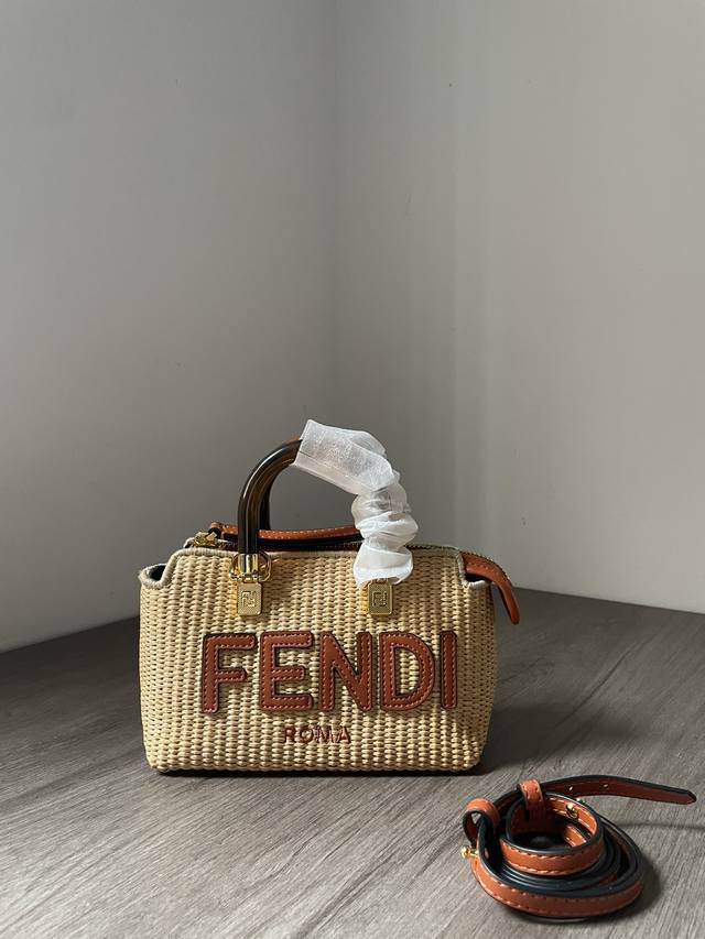 新款By The Way迷你可爱小包包.一眼愛上的色系.标志性波士顿包.包包容量小身材大容量满足你所有日常所有需要.还可以作为斜挎包使用。Size:18.5X8