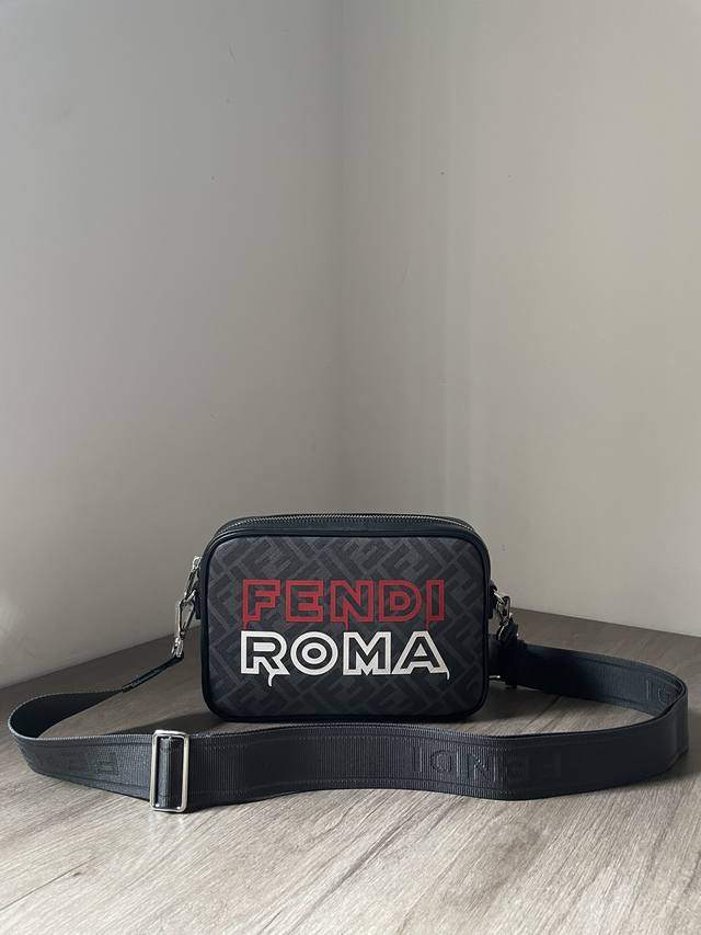 顶级 人手必备简约设计相机包，经典老花配牛皮 随便怎么搭都超好看~ Size：22X5X15Cm