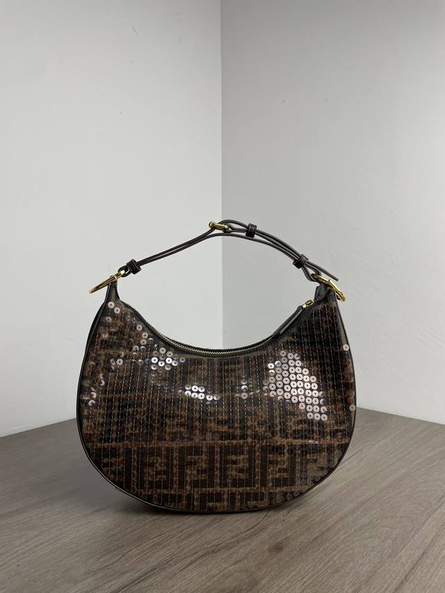 秋冬全新First老花珠绣，设计师Kim Jones主导下，设计的第一款颠覆了以往的包型，金属包边大Logo锁扣加上包身设计把建筑艺术的解构与时装相结合，优雅中