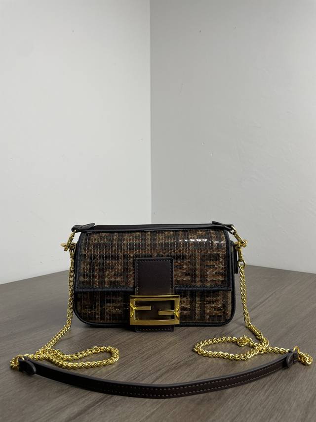 秋冬最新老花珠绣迷你Baguette 法棍包 经典双F布料 Logo标志性链条肩带 轻便百搭 尺寸：19-4-11Cm