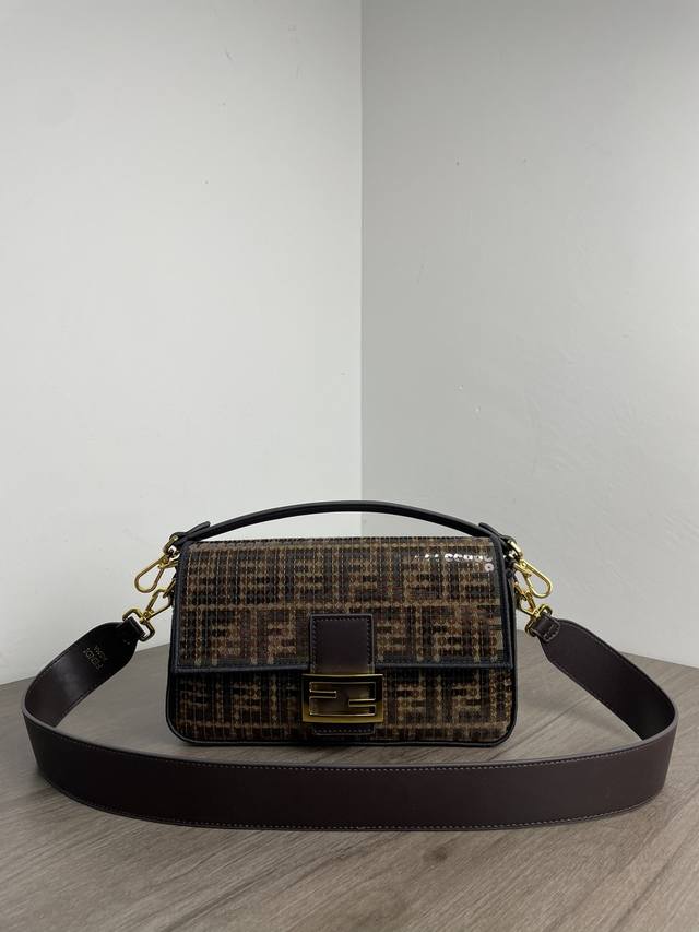 秋冬最新老花珠绣中号Baguette 法棍包 经典双F布料 Logo标志性宽肩带 ，可手提可斜挎.轻便百搭 尺寸：26-5-15Cm