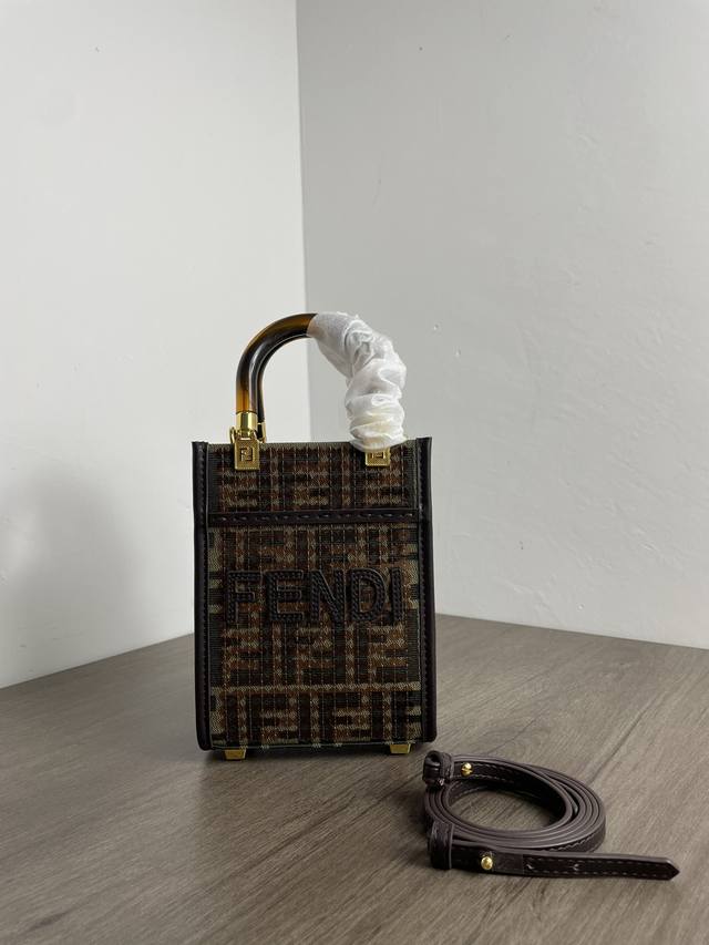 最新秋冬老花珠绣手机包，Sunshine Mini Tote搭配一身Aii White立马变成全身唯一的亮点！春日时髦精！容量大于Lvmini Tote！玳瑁手