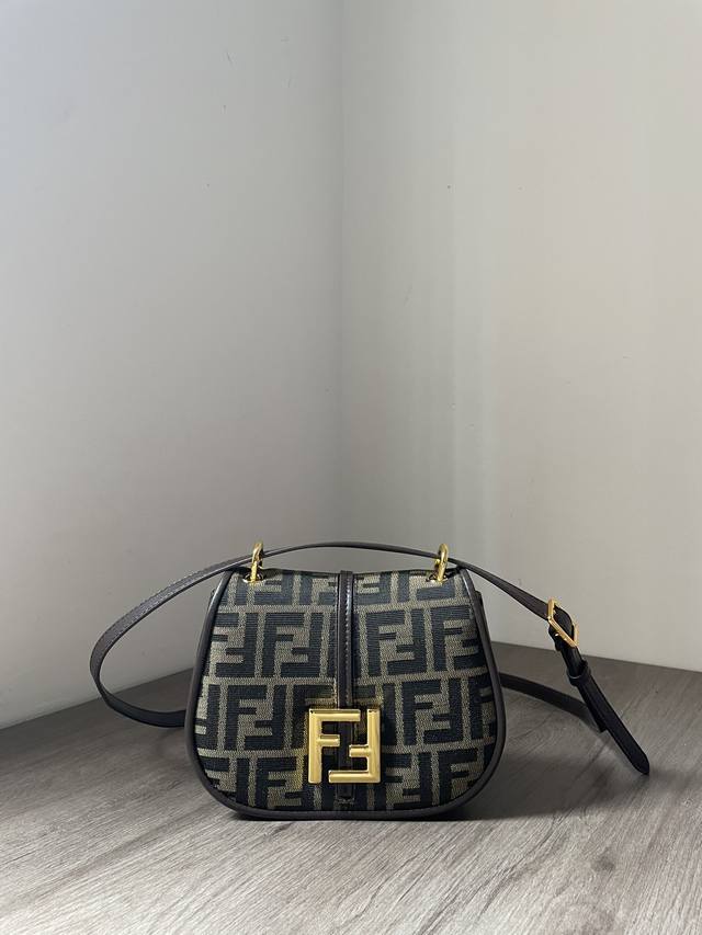 小号 最新C'mon 随之而来』马鞍包出货喽！非常喜欢的复古经典包型，绝对是日常的包包首选，肩带可以斜背、手挎、腋下，容量也非常适中，牛皮面加上双F的经典Log