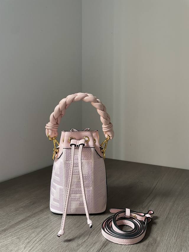 Mon Tresor小号水桶包，帆布材质，饰有拼色Ff浮凸图案刺绣，点缀同色系皮革。复古金涂层金属配件。一长一短两条可拆卸肩带，可单肩背或斜挎。尺寸12*18*