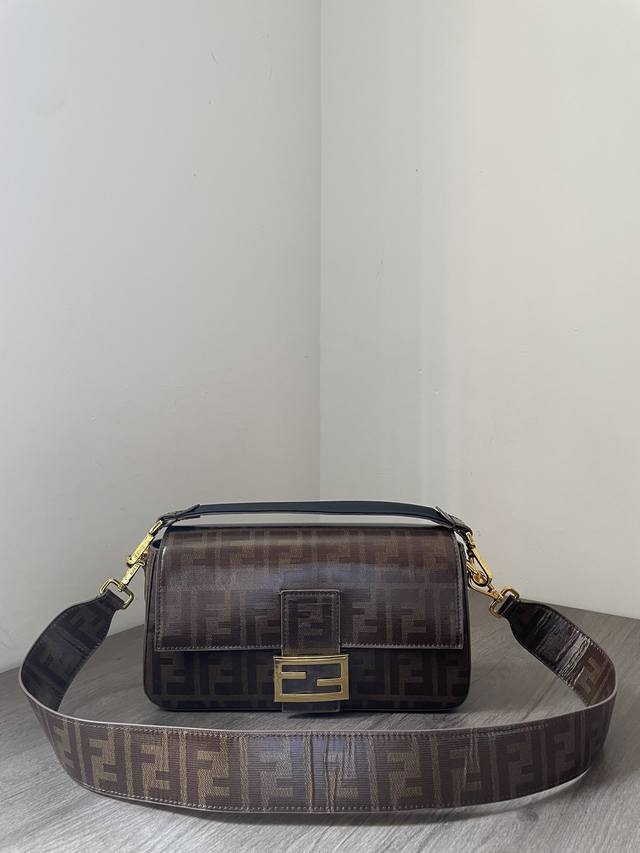 Fend1 最新 限定系列 Baguette 法棍包 经典双F布料 Logo标志性绣花肩带 轻便百搭26-6-13Cm