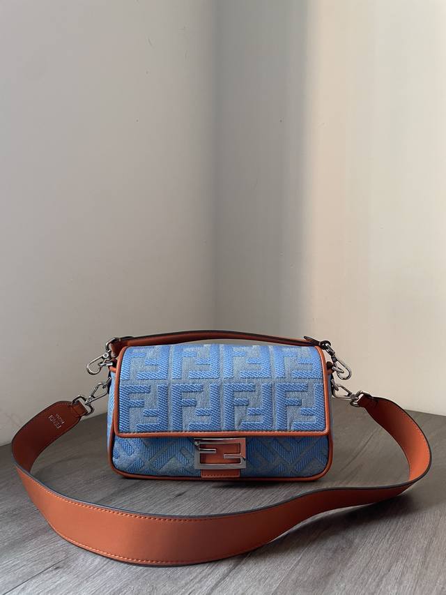 最新刺绣法棍包Baguette法棍包肯定是今年夏天当下的时尚爆款！用来凹造型绝对是妥妥的.非常的轻便.而且它的容量也是很给力；轻松满足日常需求.配一条短带和一条