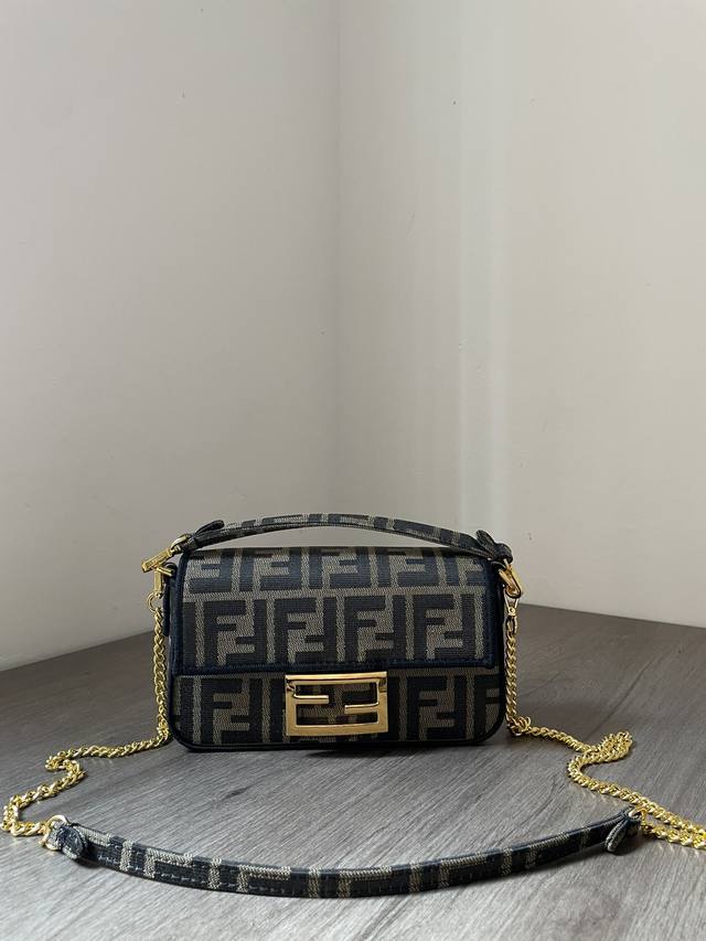 Baguette 法棍包 经典双F布料 Logo标志性链条肩带 轻便百搭19X4X11Cm