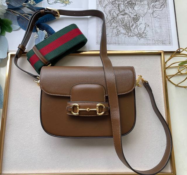 顶级原单 配全套包装。 马鞍包 众望所归的小号尺寸终于出来了，绝对又是一个大爆款！ 小号是粗肩带细肩带的组合 满足所有人的心中需求 尺寸也是超可爱，而且配的“两