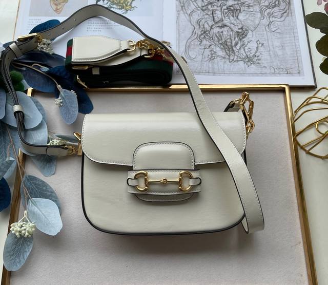 顶级原单 配全套包装。 马鞍包 众望所归的小号尺寸终于出来了，绝对又是一个大爆款！ 小号是粗肩带细肩带的组合 满足所有人的心中需求 尺寸也是超可爱，而且配的“两
