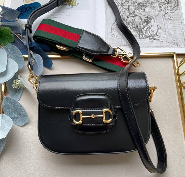 顶级原单 配全套包装。 马鞍包 众望所归的小号尺寸终于出来了，绝对又是一个大爆款！ 小号是粗肩带细肩带的组合 满足所有人的心中需求 尺寸也是超可爱，而且配的“两