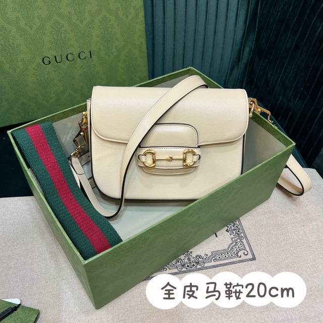 原厂皮 Gucci 658574马衔扣1955全皮．系列迷你手袋为这一复古风格系列增添了混搭格调可拆卸肩带：1:尼龙织带肩带 48厘米高 2:皮革肩带 55.5