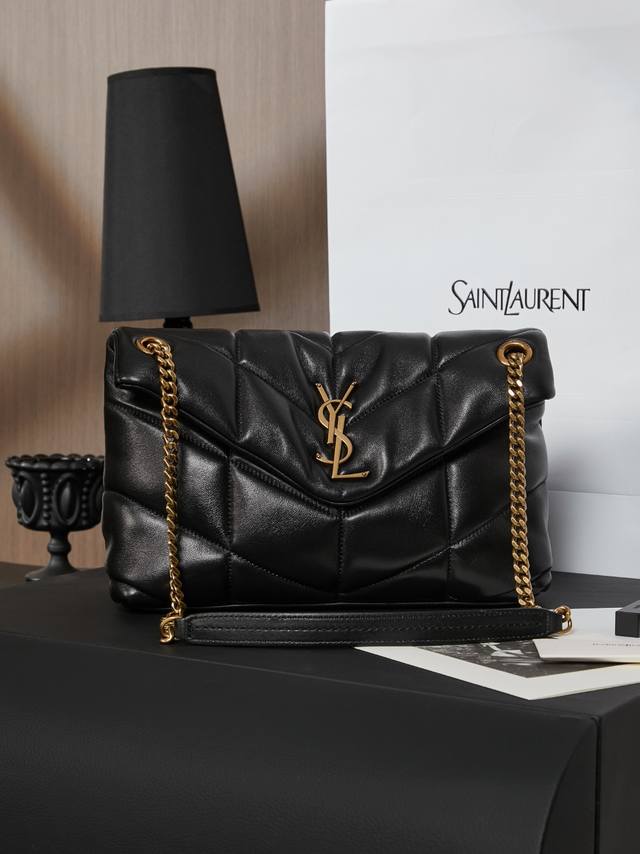 原厂皮全套原版包装 29Cm黑色金扣 Loulou Puffer 绗缝小羊皮包,100%小羊皮制作,手感柔软细腻,犹如怀抱云朵般的感受;经典的Y家Logo、链条 原厂皮全套原版包装 29Cm黑色金扣 Loulou Puffer 绗缝小羊皮包,100%小羊皮制作,手感柔软细腻,犹如怀抱云朵般的感受;经典的Y家Logo、链条