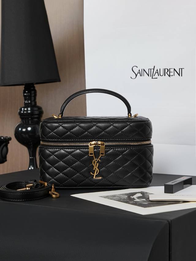 原厂皮全套原版包装 黑羊皮 金 最新爆款羊皮革肩带手拿包化妆包到货！环绕式拉链手拿包，饰以 和菱形绗缝包缝、羊皮内衬、古铜色配件拉链开合一个卡片槽位、此款多功能