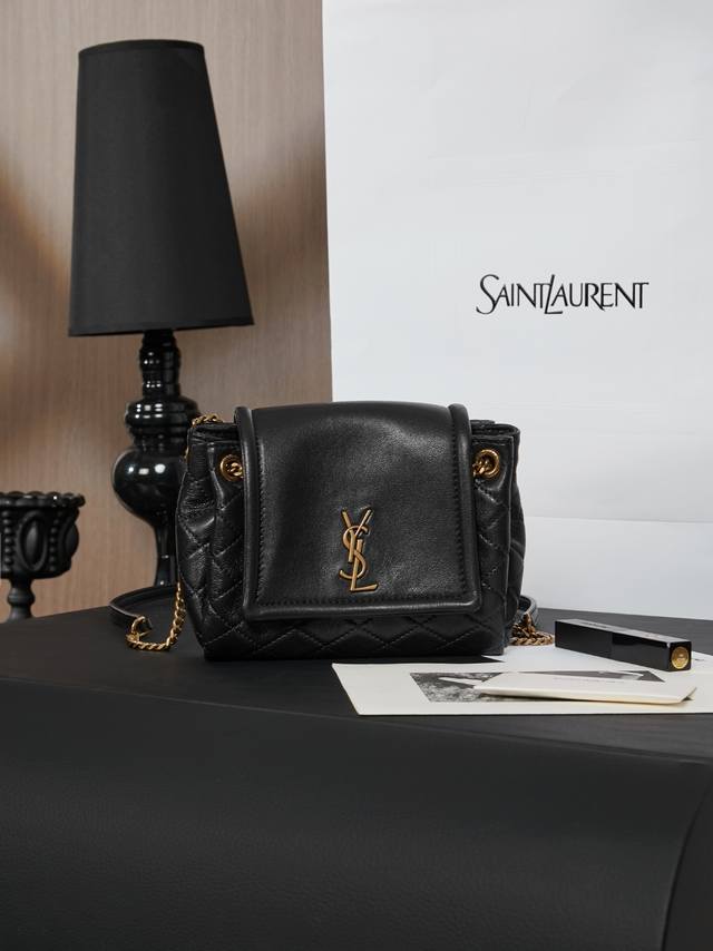 原厂皮全套原版包装 一发售就火爆全网的的回归款Mini Nolita!尺寸缩小后的它变得更加精致可人,尤其对于身材比较娇小的女孩来说更加合适,背上身小巧又不失酷 原厂皮全套原版包装 一发售就火爆全网的的回归款Mini Nolita!尺寸缩小后的它变得更加精致可人,尤其对于身材比较娇小的女孩来说更加合适,背上身小巧又不失酷