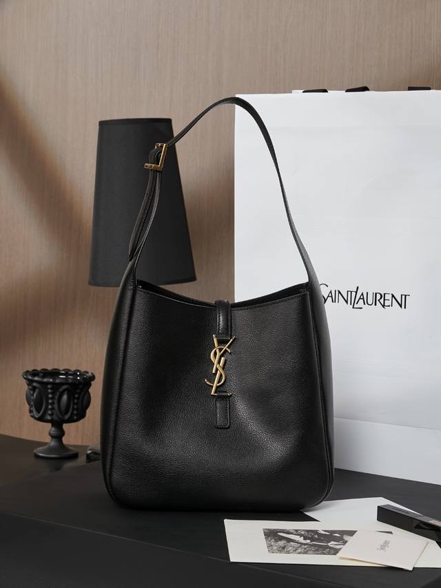 原厂皮全套原版包装 Rose秋冬新款,韩国明星同款Hobo今年火到爆炸的腋下包Y家虽迟但到!!包包身轮廓简洁、立体,看上去硬挺却不会太凌厉。搭配上品牌标志性的插 原厂皮全套原版包装 Rose秋冬新款,韩国明星同款Hobo今年火到爆炸的腋下包Y家虽迟但到!!包包身轮廓简洁、立体,看上去硬挺却不会太凌厉。搭配上品牌标志性的插