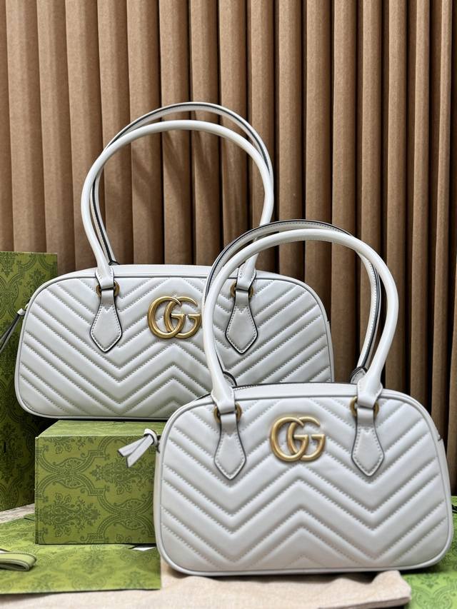 原厂皮 型号：795199 尺寸：25.5 15.5 6.5 Gg Marmont系列以全新廓形和尺寸演绎经典绗缝V型皮革，展现早秋魅力风范。这款小号手提包以浅