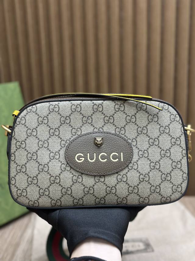 原厂皮 大货出品 顶级原单 350 虎头相机包 虎头相机包，肖战最近最爱街拍To 宽肩带随性帅气，内里搭配小碎花里布 这就是所谓的外刚内柔吗，哈哈哈！ 真正喜欢