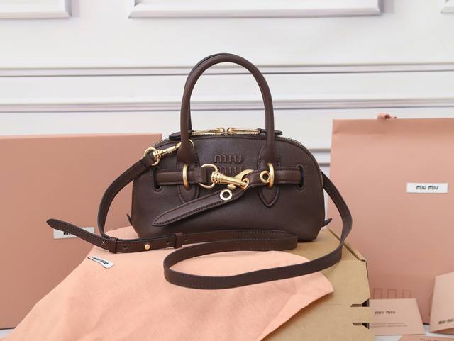 特级原厂皮 5Bp120M家爆款迷你号贝壳包，釆用顶级复古植柔羊皮，复古磨砂感做旧金属配件，这款Aventure Nappa 皮革迷你手提包灵感源自 M家典藏单