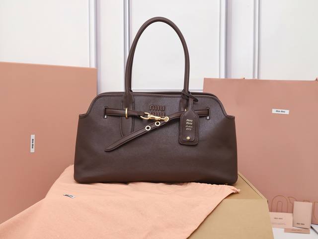 特级原厂皮 5Bg310M家新品爆款中古托特包，采用全新柔脂羊皮，皮质柔软高级，这款Aventure Nappa皮革手袋灵感源自M系典藏设计，结构经过调整，横版