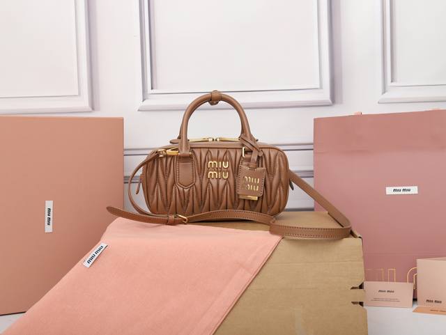 特级原厂皮 5Bb142M家新款保龄球包包，官网主推，今年绝对爆火款式，顶级进口小羊皮，M家独具风格Matelasse图案，包身精致立体有型，正面刻字徽标与皮革