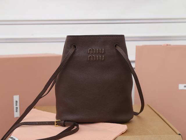 特级原厂皮 5Nf460新品迷你水桶包，采用顶级进口小羊皮，皮质超级柔软，性价比超高，能驾驭各种风格，非常俏皮可爱，可以单肩，斜挎，手提，双肩，造型多变，包包虽