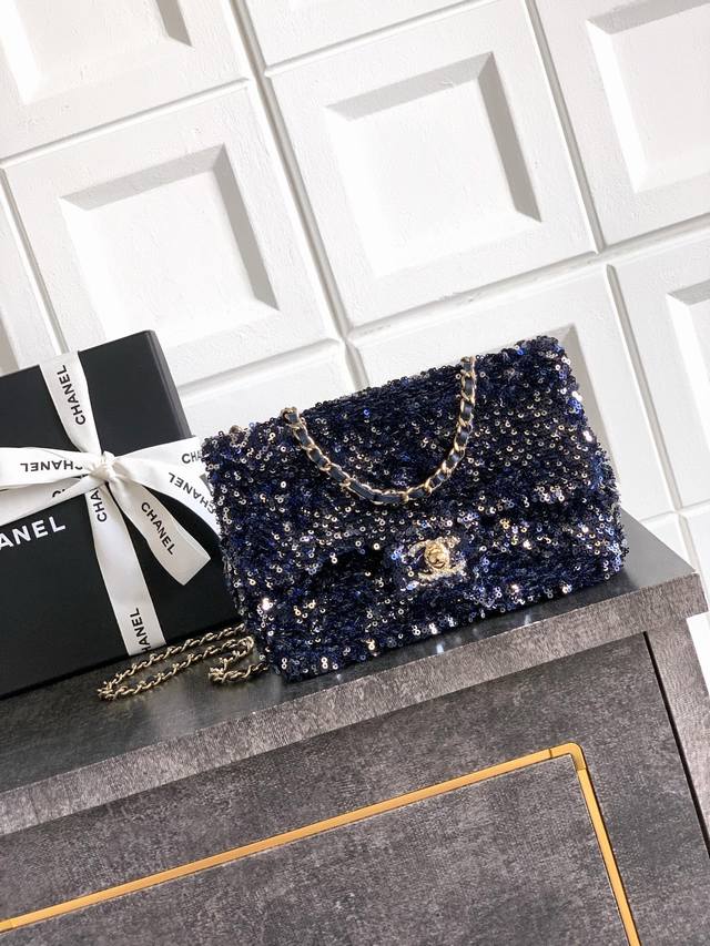 顶级原单 夜蓝闪钻石 Logo点缀美艳 Ohanel 密性亮片、型状Cf超闪亮片珠片包接预定啦夏季滤镜，So Black炸街超酷实物简直美炸了超级少有的爆款珠片