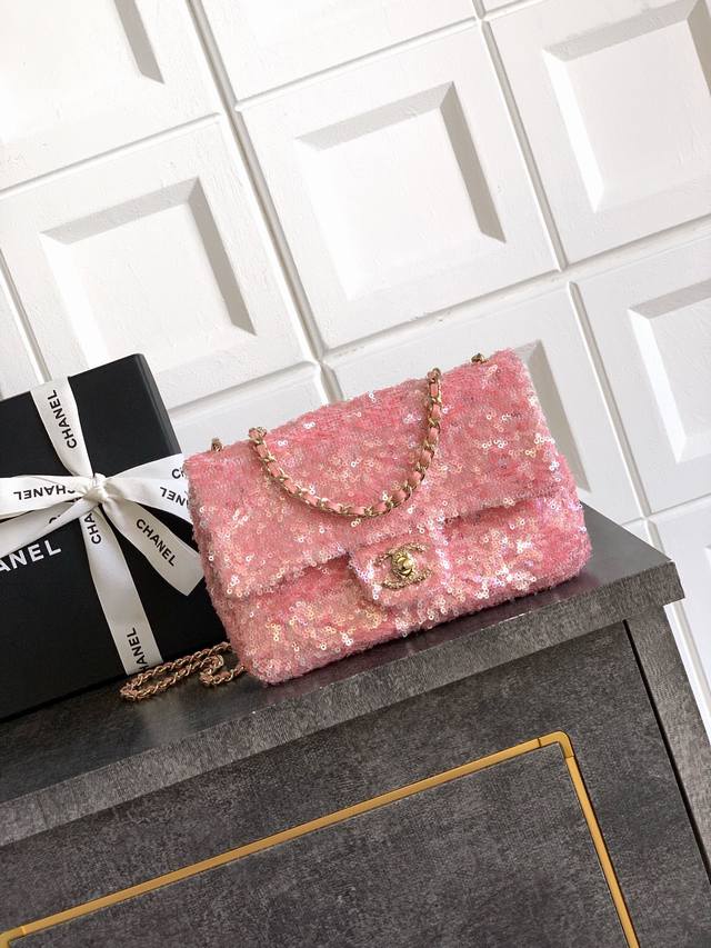 顶级原单 粉色闪钻石 Logo点缀美艳 Ohanel 密性亮片、型状Cf超闪亮片珠片包接预定啦夏季滤镜，So Black炸街超酷实物简直美炸了超级少有的爆款珠片