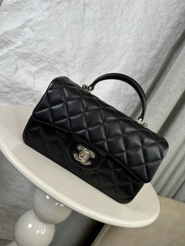 Chanel 21K最新Mini Cf Handle 手提包 As2431 经典菱格口盖包 饰以精致经典链子搭配手提，细腻羊皮：润饰手袋，脱颖而出，演绎永恒优雅