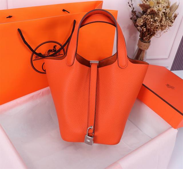 鲜橙 手工蜜腊线+Tc皮 18Cm： 22Cm： 一个爱马仕中的独特存在. ▏轻便、耐磨又防水，贴近生活的设计 ▏ 自从2002年上市，这只被戏称为“菜篮子”的