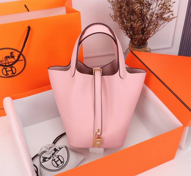 爱马仕 3Q粉 手工蜜腊线+Tc皮 18Cm: 一个爱马仕中的独特存在. ▏轻便、耐磨又防水,贴近生活的设计 ▏ 自从2002年上市,这只被戏称为“菜篮子”的包 爱马仕 3Q粉 手工蜜腊线+Tc皮 18Cm: 一个爱马仕中的独特存在. ▏轻便、耐磨又防水,贴近生活的设计 ▏ 自从2002年上市,这只被戏称为“菜篮子”的包