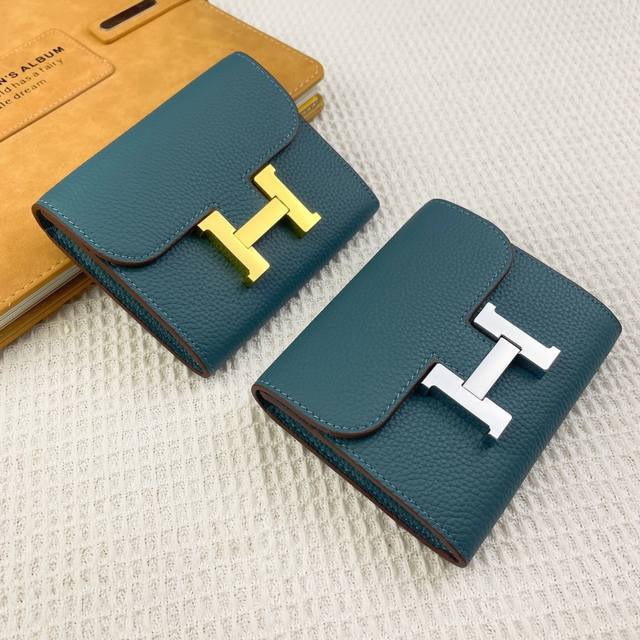 爱马仕Hermes康康迷你短钱包 型号:537荔枝纹 Size:13*11.8Cm 采用Togo小牛皮制作而成 精致优雅,油边平直顺滑内有两个钞位,一个拉链口袋 爱马仕Hermes康康迷你短钱包 型号:537荔枝纹 Size:13*11.8Cm 采用Togo小牛皮制作而成 精致优雅,油边平直顺滑内有两个钞位,一个拉链口袋