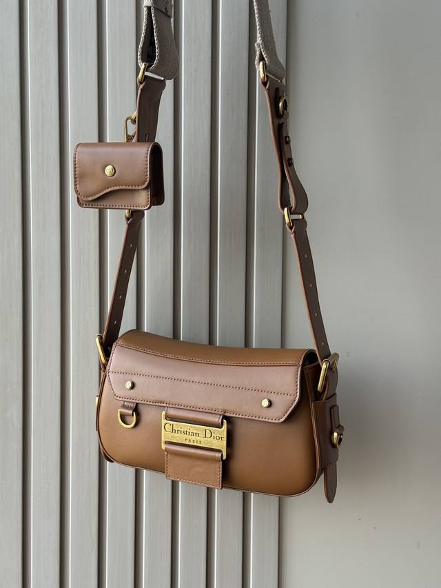 这款Streetchic 手袋是二零二五春夏成衣系列新品，从2002 年的 Dior 档案汲取灵感，重新诠释经典设计。采用原版进口牛皮棕色Oblique 印花面