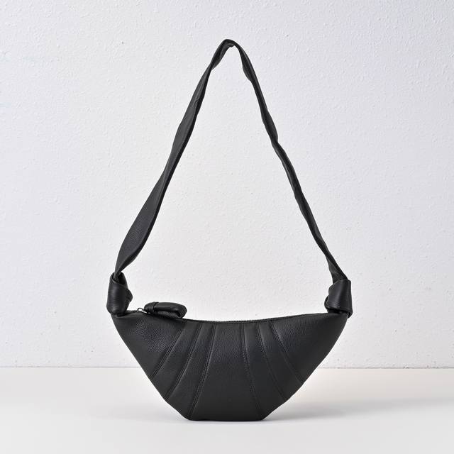 荔枝纹牛角包 小号 松弛感轻松！ 夏天搭配白T十牛仔裤背起来很好看！ 秋天搭配风衣，也很好看哦！ 冬天搭配大衣也超奈斯！ 一年四季都百搭！！！ 采用柔软耐用的荔