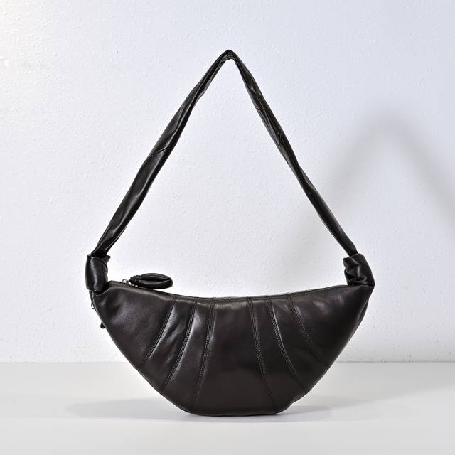 中号现货 Lemair*羊皮牛角包 Croissant牛角包早已成为Lemair*最为经典的包款，酷似牛角包的外形也极具辨识度。优雅利落，清冷疏离的高级感！细腻