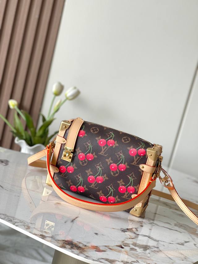 海原外单 独实家拍 M14278老花樱桃 顶级原单加强版半钢五金163C 本款 Side Trunk 中号手袋以谐趣 Monogram 图案道出路易威登 X 村