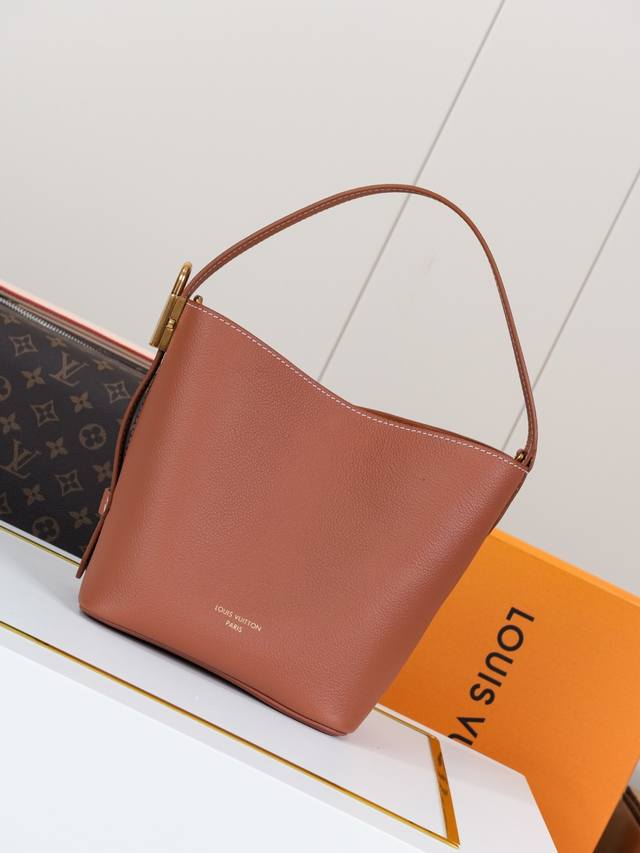 动态163C01芯片 M14416棕 顶级原单 独家背景实拍 本款 All In Bb 手袋出自 Low Key 系列，采用粒面牛皮革塑造紧凑水桶包构型，以多种