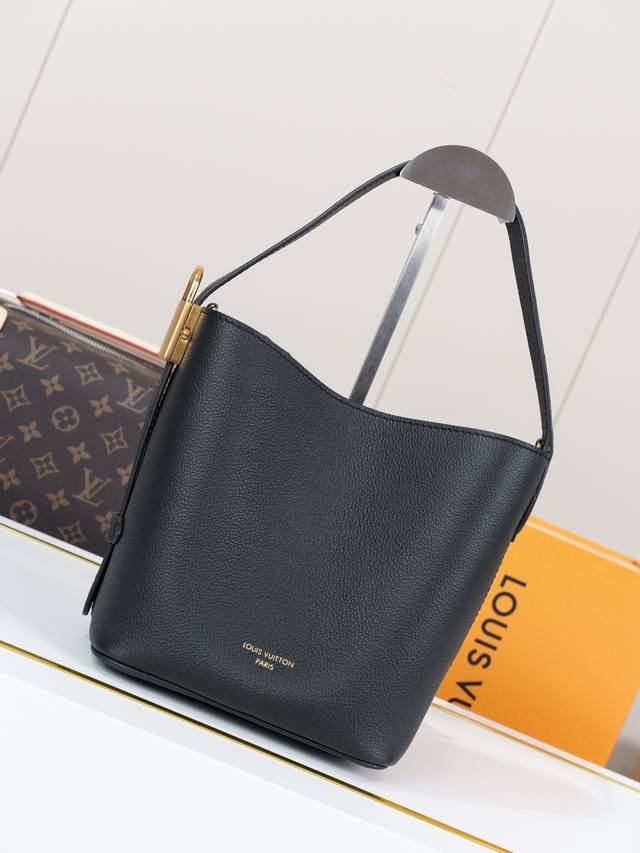 动态163C01芯片 M25543黑 顶级原单 独家背景实拍 本款 All In Bb 手袋出自 Low Key 系列，采用粒面牛皮革塑造紧凑水桶包构型，以多种