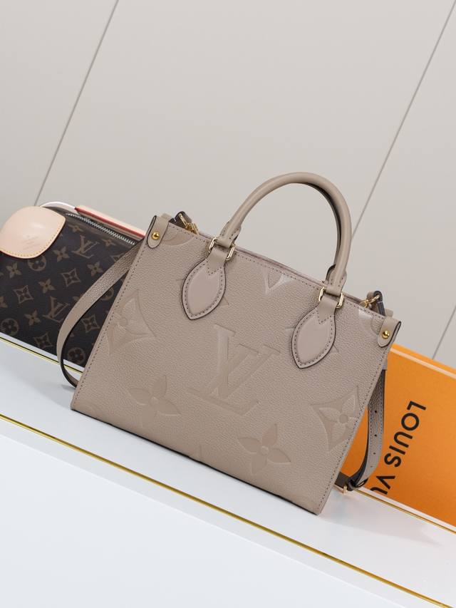 动态163C01芯片 M45779杏压花25 顶级原单 独家背景实拍 Onthego 小号 Tote 包向 1968 年的经典 Sac Plat 手袋汲取灵感，